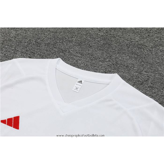 Tracksuit
 Manchester United 2023-2024 Short Sleeve
 White
 - Shorts
